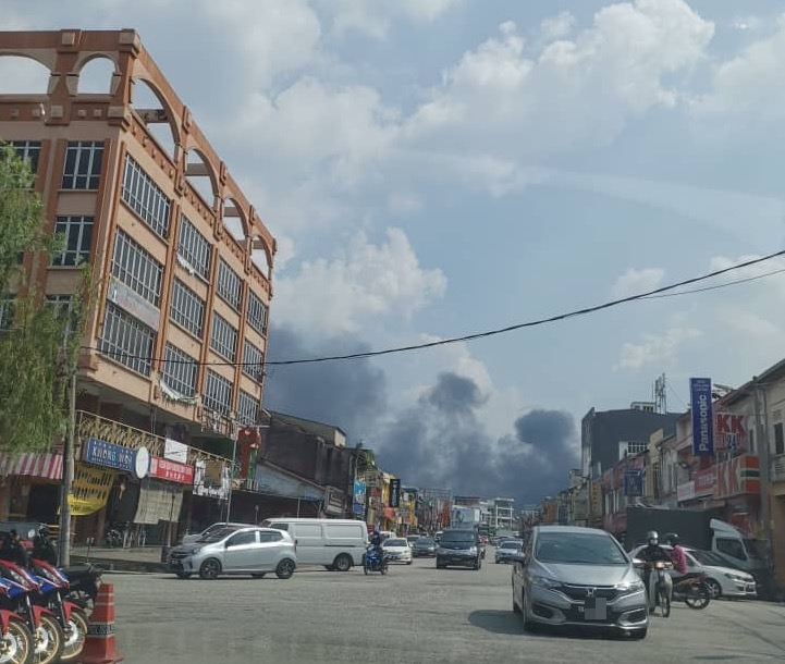 李金狮村失火后发出的浓烟，远在1公里外的万挠市镇亦清楚可见。