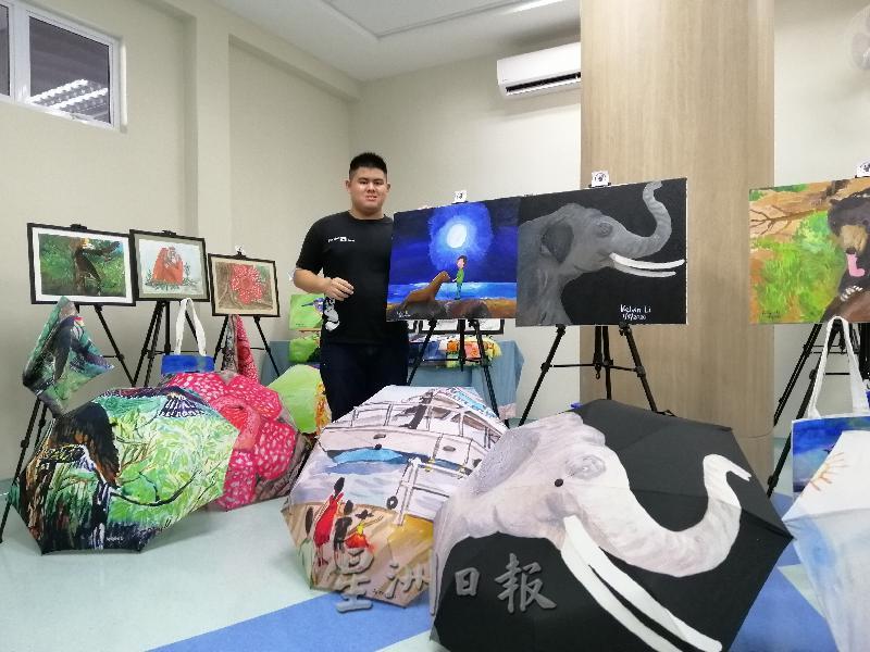 李启源展示其系列作品。 李启源展示其系列作品。