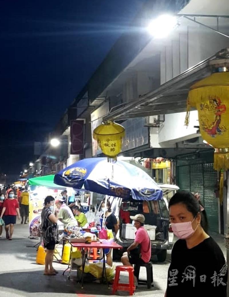 进行翻新后的后廊第一花园夜市,环境更卫生整洁,而且灯光通明。