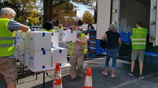 Volunteers of the Bethesda Chevy-Chase Charity organization distribute food packs to people in need in Bethesda, a relatively wealthy suburb of Washington. AFP Volunteers of the Bethesda Chevy-Chase Charity organization distribute food packs to people in need in Bethesda, a relatively wealthy suburb of Washington. AFP