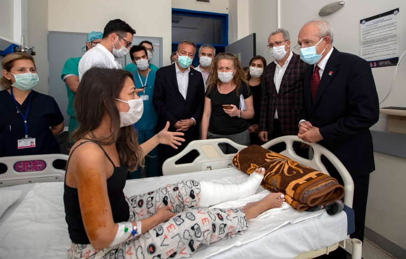土耳其主要反对党共和人民党领袖基里奇达罗格鲁到医院慰问佩琳赛克。（美联社照片）