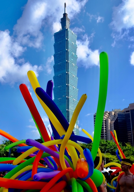 在台北101商业大楼前看到彩虹般气球。　　图：法新社