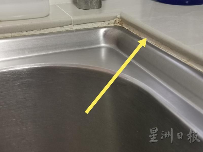 厨房料理台与洗手盆的接缝处一旦有破口，水也会渗入其中。