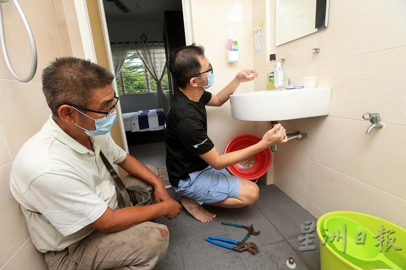 采访当天，杨富盛要求记者自行检查和更换损坏的水龙头。