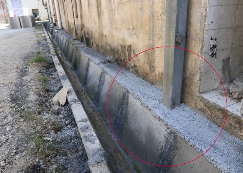 排水孔在提升工程施工后被洋灰“盖住”了，商家担心会引发内部积水问题。