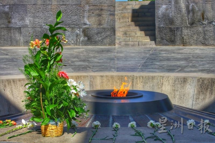 永恒的火焰与鲜花的吊唁，都是为了悼念那些死在亚美尼亚种族大屠杀下的亡魂。