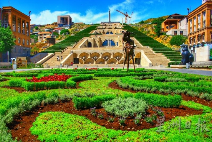 宛若巴比伦空中花园的梯园，无声纪念着亚美尼亚苏维埃社会主义共和国成立50周年。