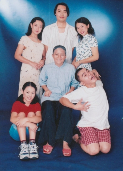 2000年，舞台剧《心向太阳》在吉隆坡独立广场底层（The Actors Studio@Dataran Merdeka）演出，为马来西亚华人残障协会筹得1万令吉作发展基金，奠定了“心向太阳剧坊”的成立。