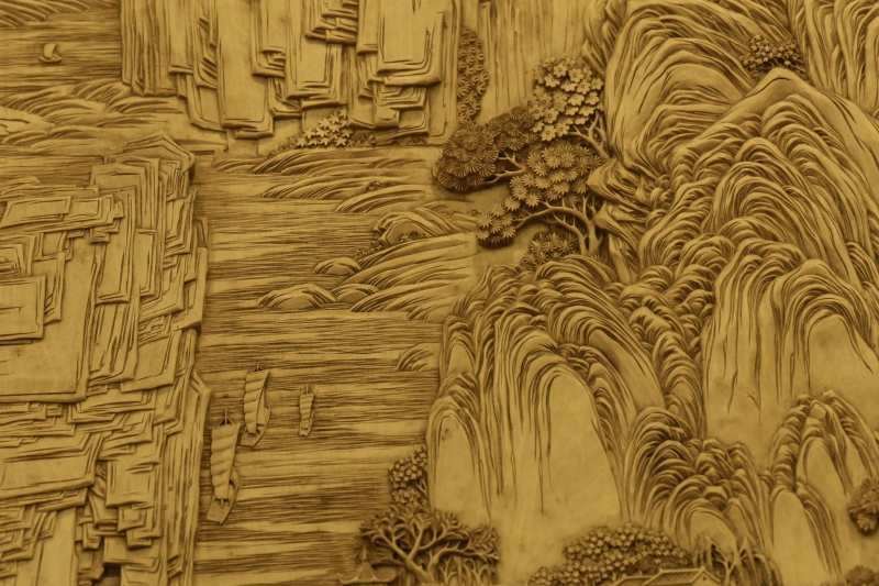亚太地区手工艺大师、中国工艺美术大师陆光正雕刻的山水题材作品。

