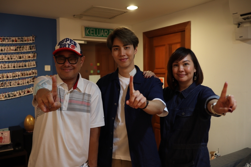 徐凯（中）作曲并演唱《第4届马来西亚国际电影节》宣传主题曲《We Are One》，左为制作人辛伟力及吴佩玲（右）。