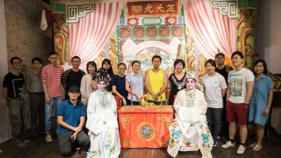 “乡音考古”与茨厂街戏曲师傅开办粤剧传承班，让年轻人参与。