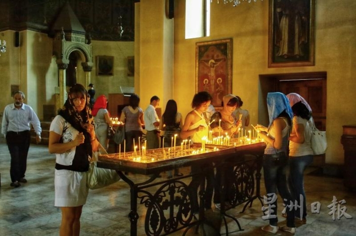 大约百分之九十的亚美尼亚人，都是虔诚的基督教徒。