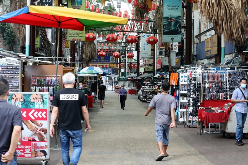 茨厂街的人潮大减近90%，但部分小贩业者仍坚持开档苦苦守业。