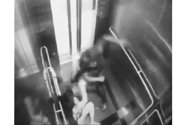 去年蕉赖捷运电梯内发生的抢劫，易地到了德里地铁电梯。

