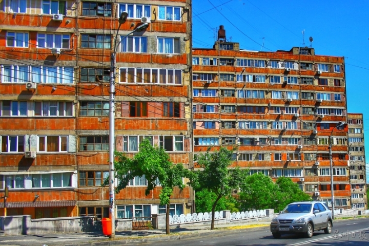 简陋的苏联式公寓，在街角撑起一座城市的记忆。