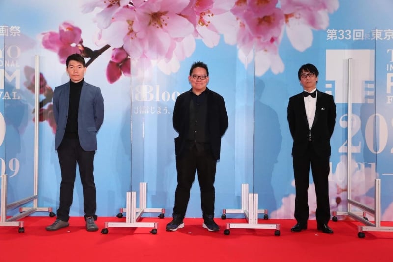 杨毅恒（中）执导的《无马之日》将于11月5日在东京影展首映，他和泰国摄影师孔帕乎拉克（左一） 将出席映后交流，8日的特映有日本演出艺人出席，票一开卖马上被抢购一空。右为日本制片饭田雅裕。