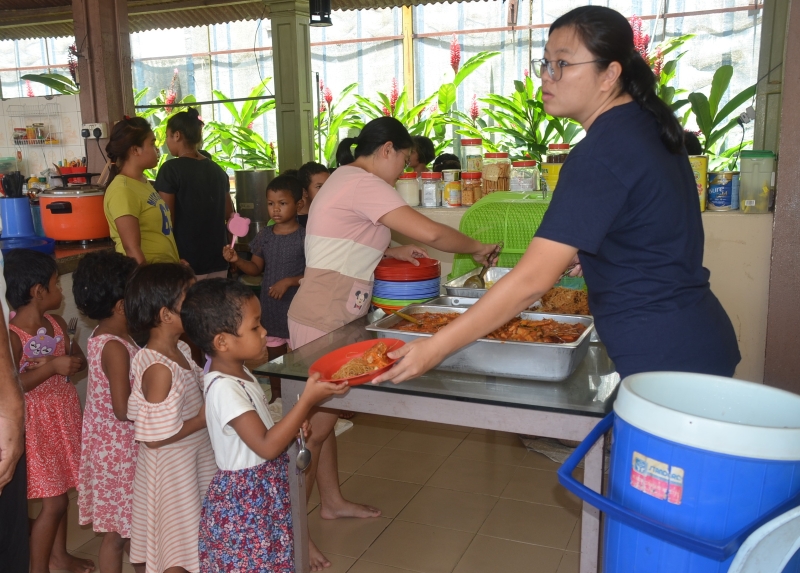志工们每天张罗一大盘的饭菜，让收留中心的原住民孩子们有三餐温饱。