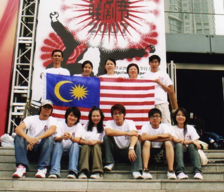 2007年，中国话剧庆祝诞辰100周年之际，心向太阳剧坊受邀到北京演出话剧《爱之路》。这也是马来西亚华文话剧发展史中，首个华人剧团获得大马文化部支持，远赴中国首都呈献华语话剧。