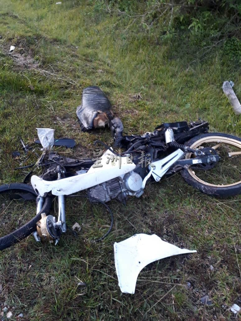 两名中学生乘坐的摩托车被撞得支离破碎。