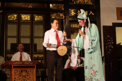 2008年，“乡音考古”与民间艺师在东南亚最古老的庙宇马六甲青云亭戏台，筹办各籍贯乡音演出。