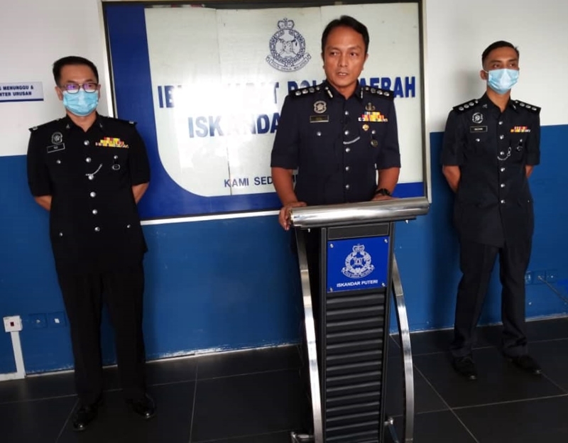 祖凯里（中）于发布会公布警方侦破的3起案件；左为郑亚水，右为纳兹敏。