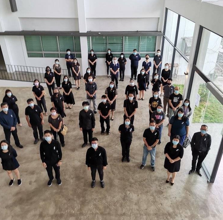 50多名毕理学院师生与毕理校友会一起戴上白丝带，希望向大众提倡反暴力女权运动，也借此悼念在台湾遇害的校友钟筱铃。