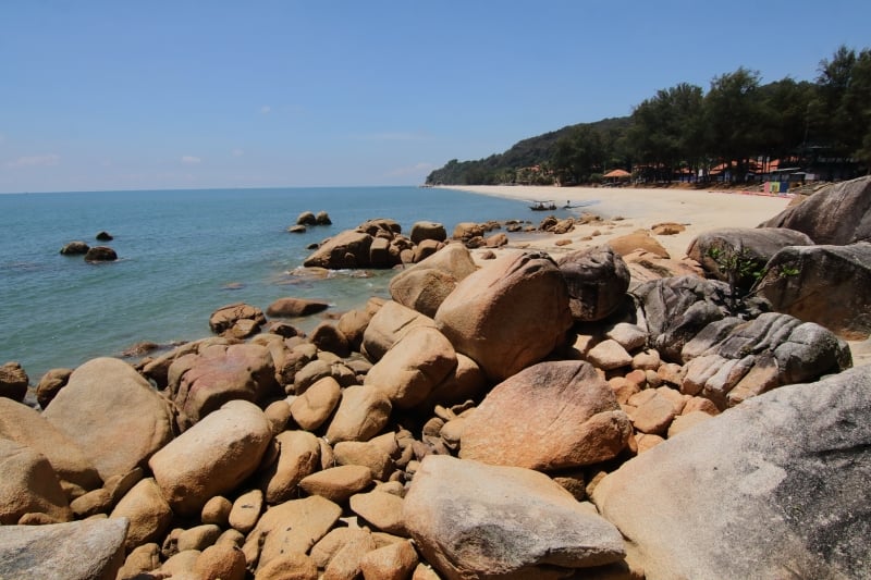 沿著直落东岗海滩至巴洛沿海，仍然保留著传统浅海拉网的捕鱼方式，也是关丹可贵的人文资产。