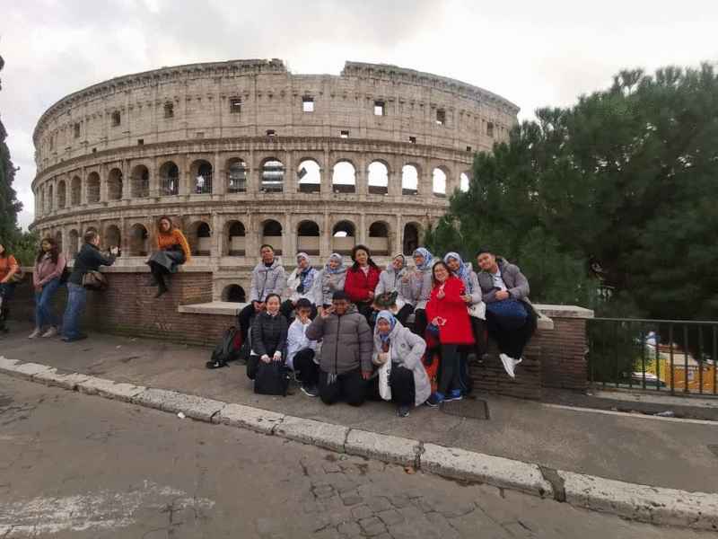 爱识中学学生代表马来西亚赴意大利罗马参加“我做得到”世界孩童高峰会，由郑秀凤（后排左四）带领。
