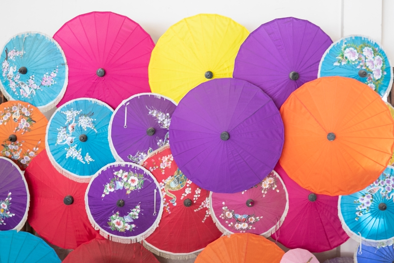 五颜六色的竹伞，一些已经画上了鲜艳典雅的彩绘，非常吸引人。