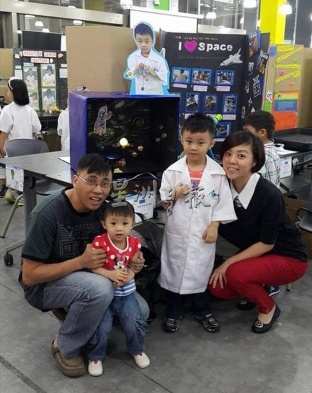 简子迅在5岁参加科学比赛时，与母亲陈培蓉、父亲简立鸿及妹妹苑倩合照。