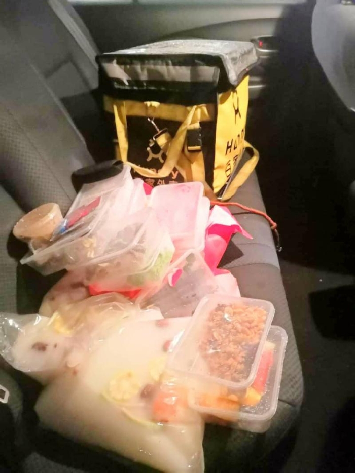 郑健琪让送餐员把所有食物都放进她车。