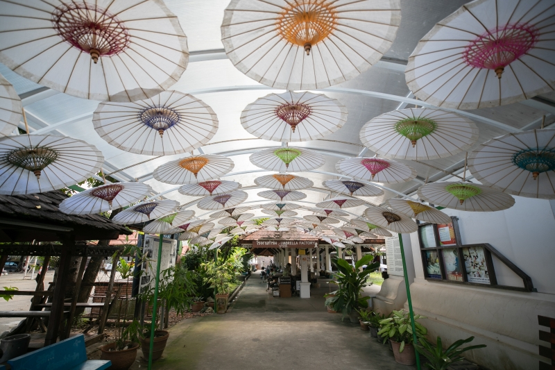 在泰国清迈市博桑伞村的纸伞走廊，是游客拍照打卡地点。

