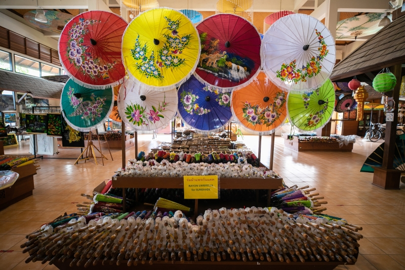 泰国清迈市博桑伞村致力于保存传统纸伞文化，鲜艳彩绘的纸伞，典雅又耐用。

