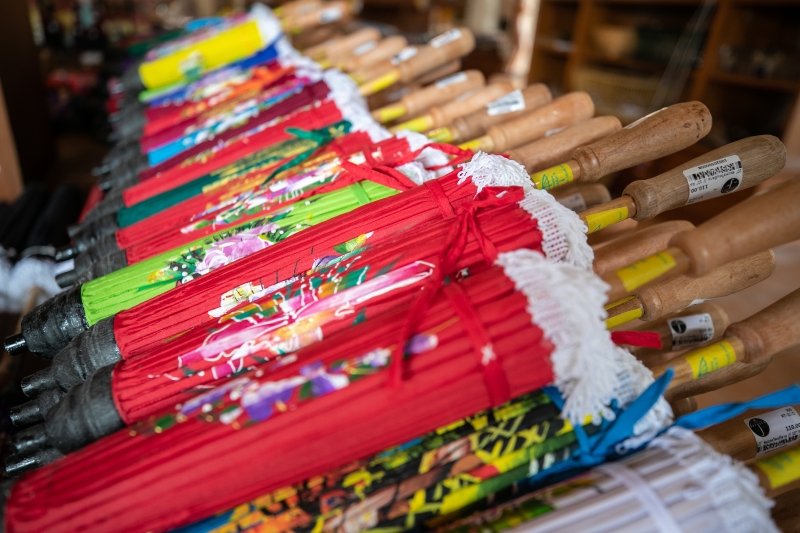 清迈博桑油纸伞可以客制化订制超大纸伞，也能做小巧纸伞当活动礼赠品。

