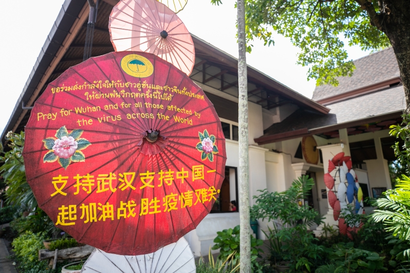 泰國清邁市博桑傘村特製一把紙傘，寫上鼓勵字眼，為中國冠病疫情加油。　

