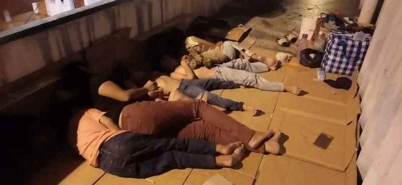 斗湖非政府组织“关怀斗湖”人员找到露宿的一家六口时，他们正在走廊上睡觉。
