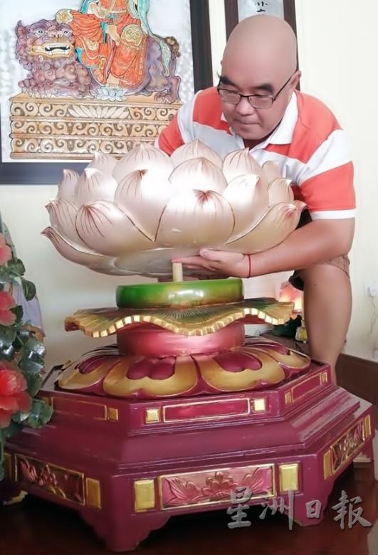 完成修复工作后，郭朝福到神庙协助安装菩萨莲花座。