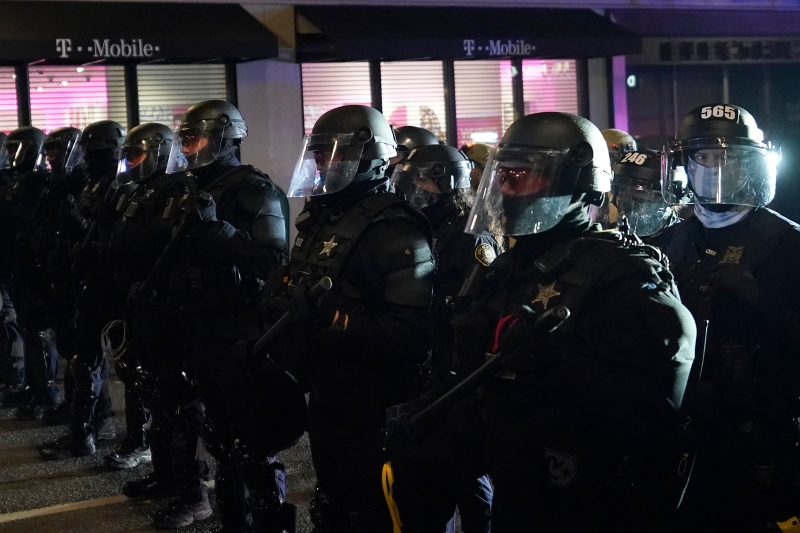 大批警员在波特兰市区严阵以待。