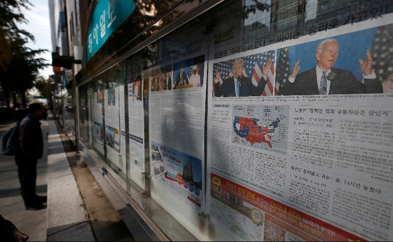 有报馆在首尔街道上张贴有关美国总统选举的新闻报道，供路人阅读。（美联社照片）