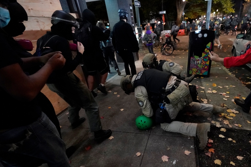 在波特兰市的抗议活动演变成警民肢体事件。警员拘捕了拒听指示的示威者。