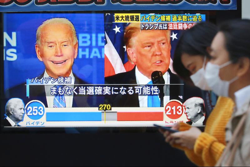 美国选情受到日本民众的密切关注，图为东京街头，电视屏幕播放美国总统选举的新闻播报。（美联社照片）