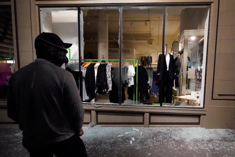 在波特兰市，不少商店遭到破坏。