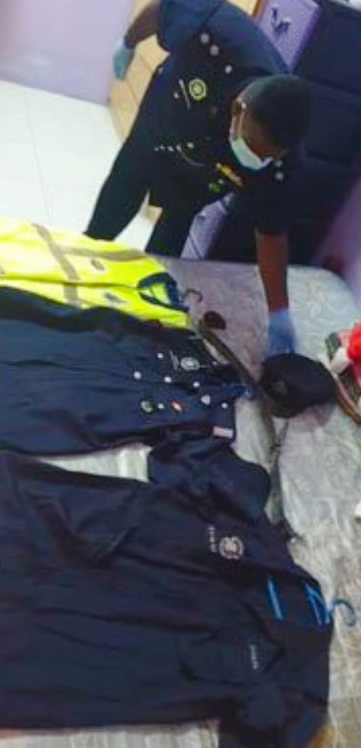 警方在嫌犯家中寻获一整套“冒牌货”警服。