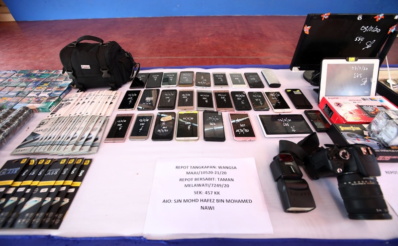 警方在行动中起获多台手机和零件等等赃物。