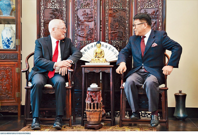美国驻华临时代办傅德恩（左）5日与全国政协外事委员会副主任、察哈尔学会主席韩方明（右）会面。（美国驻华大使馆推特片）