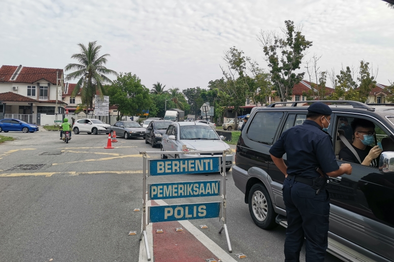 吉辇警方共在巴里文打区内设立6个路障，检查来往交通工具。