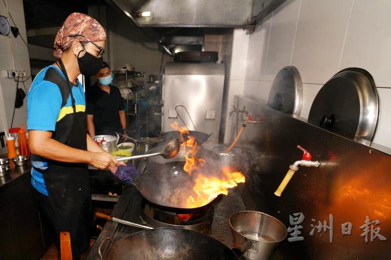阮赐安接手经营鸿图酒楼后，仍极力保留餐馆粤菜的古早味道。