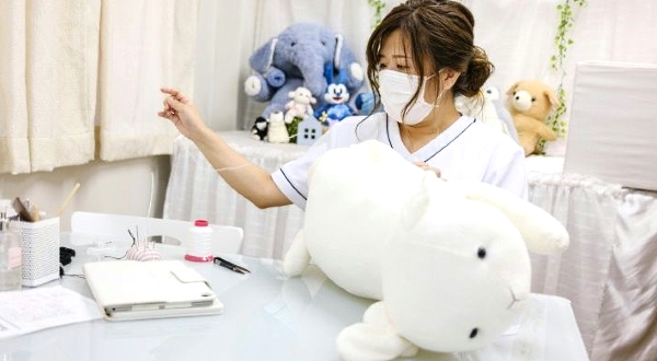 Natsumi Hakozaki restores a client's stuffed toy sheep Yuki-chan at Natsumi Clinic in Tokyo. AFP Natsumi Hakozaki restores a client's stuffed toy sheep Yuki-chan at Natsumi Clinic in Tokyo. AFP
