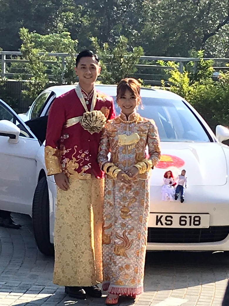 郑俊弘和何雁诗举行婚礼，新娘子全身上下都是金器，金光闪闪。