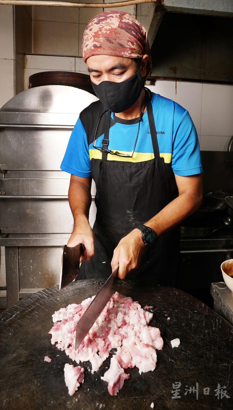 阮赐安双刀剁花肉，亲手制作家乡煎肉饼。